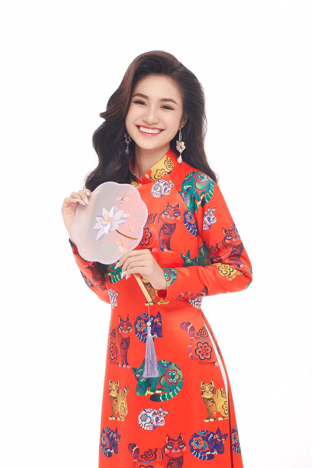 tranh tai voi nguoi dep 65 nuoc hoa hau nguyen thanh ha quyet tam chinh phuc the gioi voi ao dai viet hinh 9