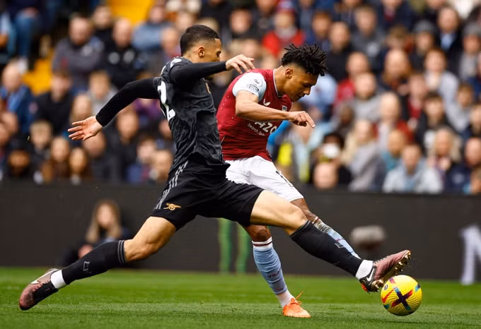 nguoc dong kich tinh truoc aston villa arsenal doi lai ngoi dau cua man city hinh 1