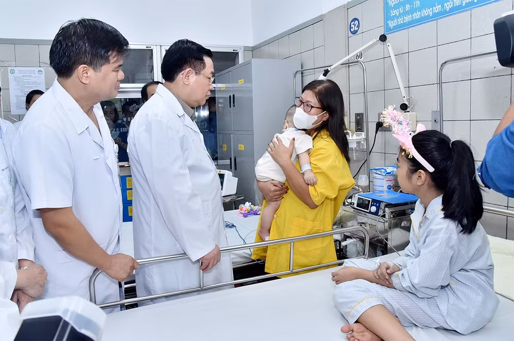 chu tich quoc hoi tham hoi tuong niem cac nan nhan trong vu hoa hoan tai thanh xuan hinh 4