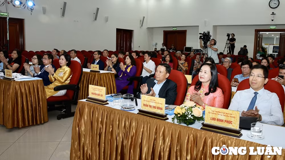 ton vinh nhung tac gia co tac pham bao chi ghi tron khoanh khac an tuong hinh 1
