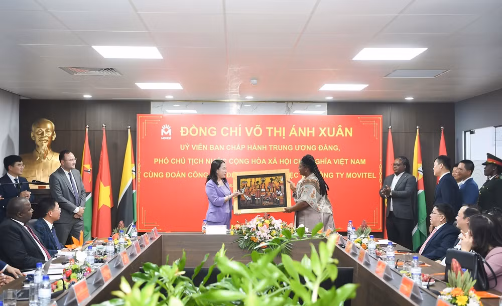 pho chu tich nuoc vo thi anh xuan den tham va lam viec tai viettel mozambique hinh 2