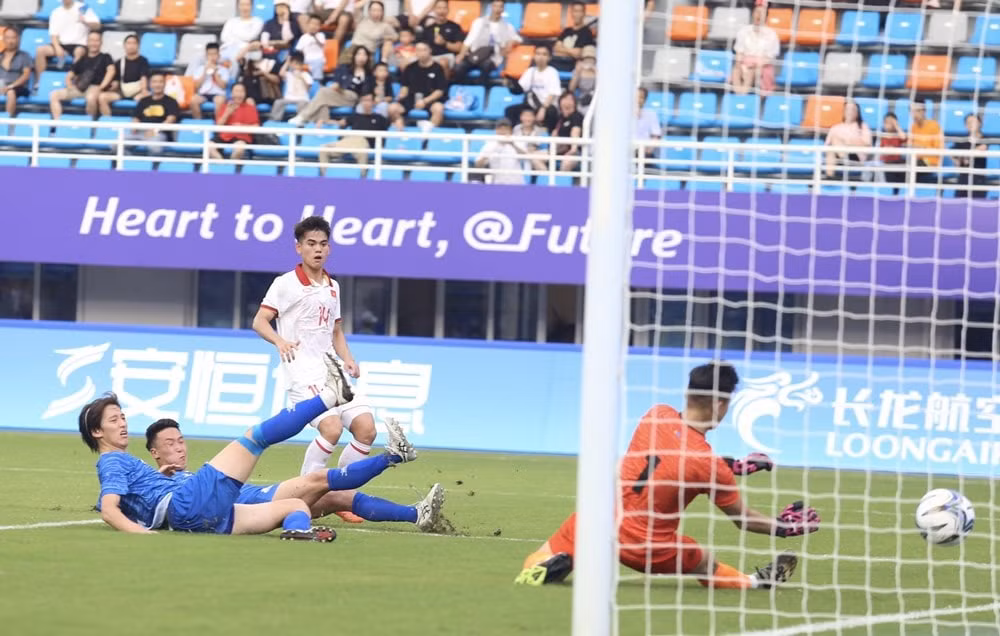 tuyen olympic viet nam gianh thang loi o tran ra quan asiad 19 hinh 1