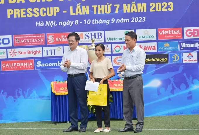 press cup nhu mot mon an tinh than bo ich cho gioi bao chi hinh 2