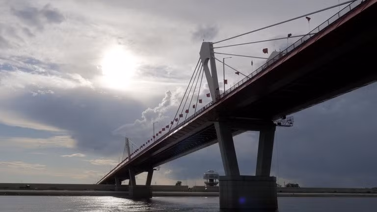 kim ngach hang hoa nga trung bung no nho cau cao toc xuyen bien gioi hinh 1