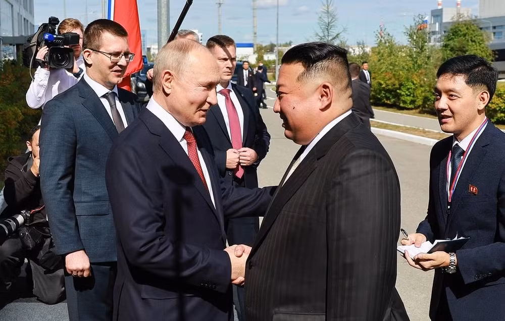 tong thong vladimir putin gap nha lanh dao kim jong un tai can cu vu tru hinh 1