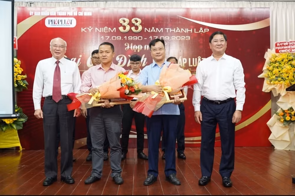 bao phap luat tphcm trao giai thuong cay but xuat sac nam 2023 hinh 2