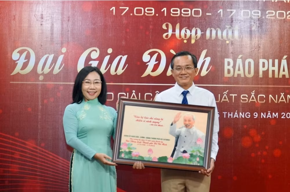 bao phap luat tphcm trao giai thuong cay but xuat sac nam 2023 hinh 1