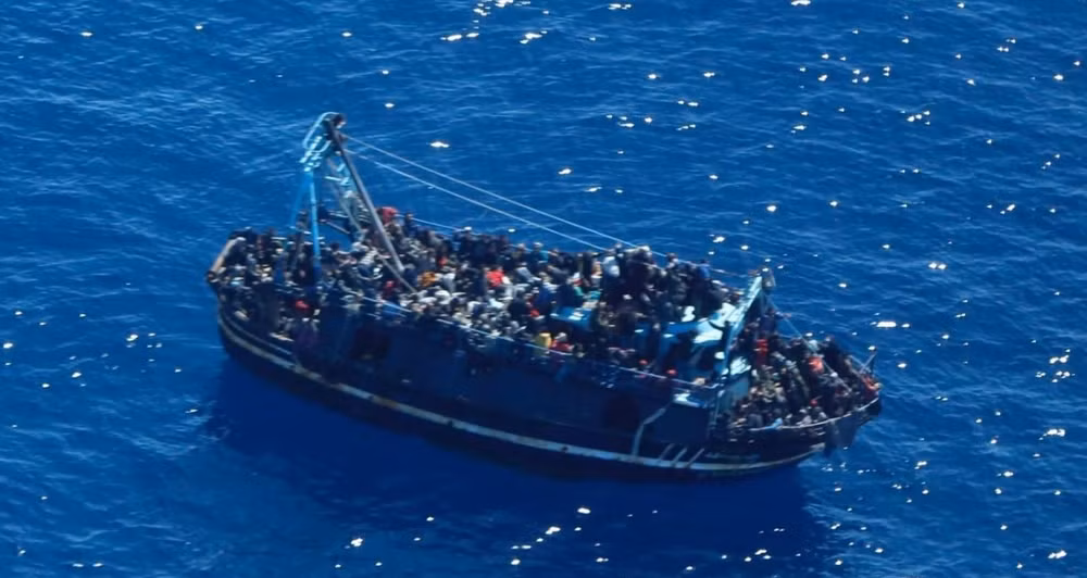 thuyen cho 400 nguoi di cu lenh denh tren bien hy lap va malta hinh 1