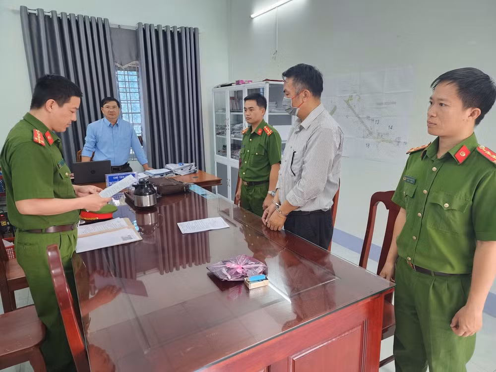 nguyen chu tich xa o kon tum bi de nghi xu ly vi ky xac nhan ho khau thuong tru sai quy dinh hinh 1