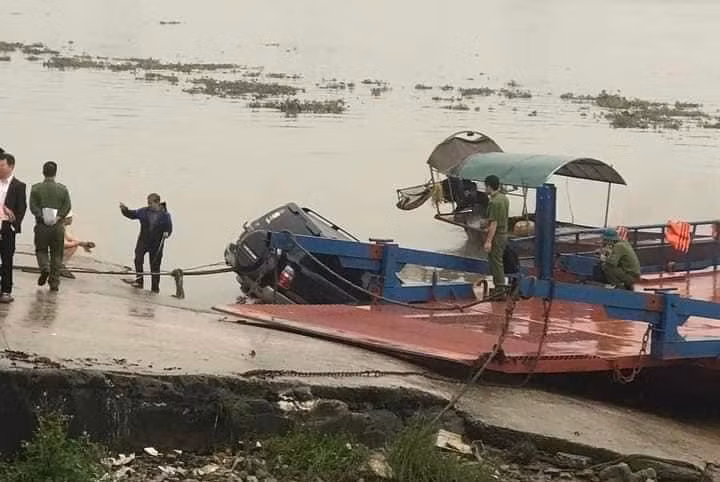 nguoi dan ong tu vong trong chiec o to duoi song hinh 1
