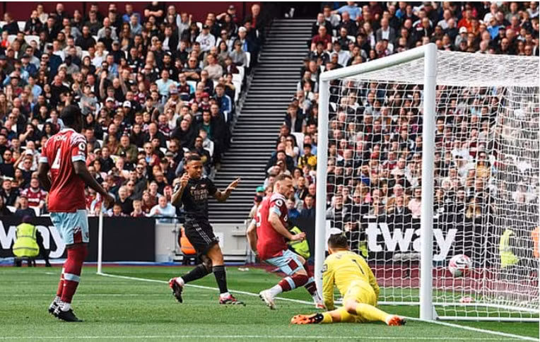 saka truot penalty khien arsenal hoa cay dang truoc west ham hinh 1