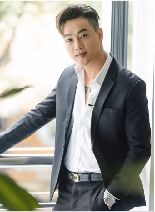 ca si titi va vu cong bi man hinh led de trung nguoi khi dang bieu dien hinh 1