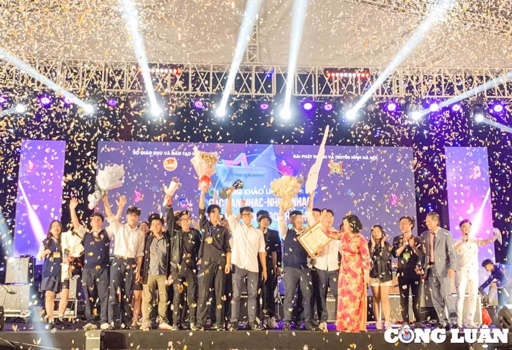 ha noi hoc sinh doi mua chay het minh trong dem nhac o truong thpt viet duc hinh 3
