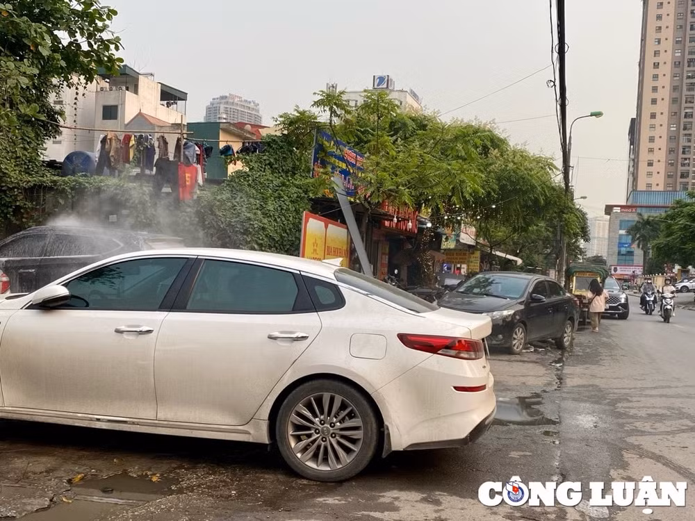 ha noi dich vu rua xe lan chiem via he gay mat an toan giao thong hinh 5