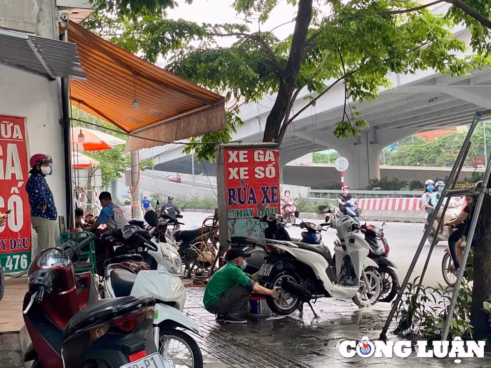 ha noi dich vu rua xe lan chiem via he gay mat an toan giao thong hinh 10