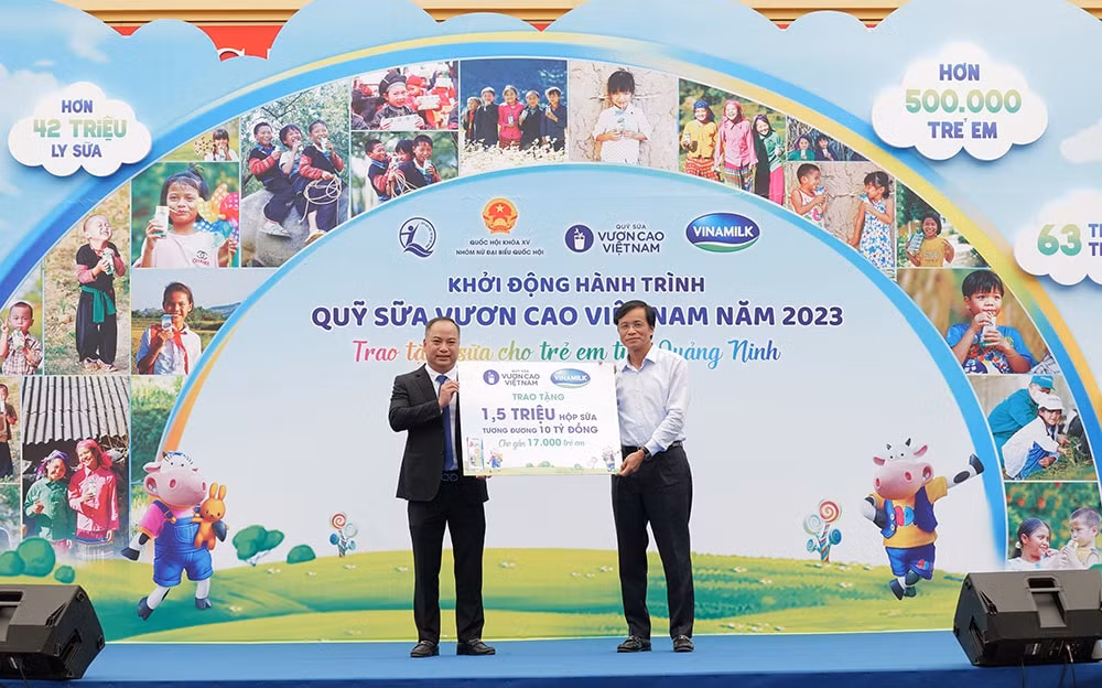 khoi dong quy sua vuon cao viet nam 2023 tiep tuc trao 15 trieu hop sua cho gan 17000 tre em hinh 1