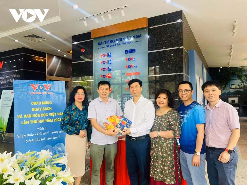 gioi thieu hang tram dau sach tai trung tam phat thanh quoc gia hinh 1