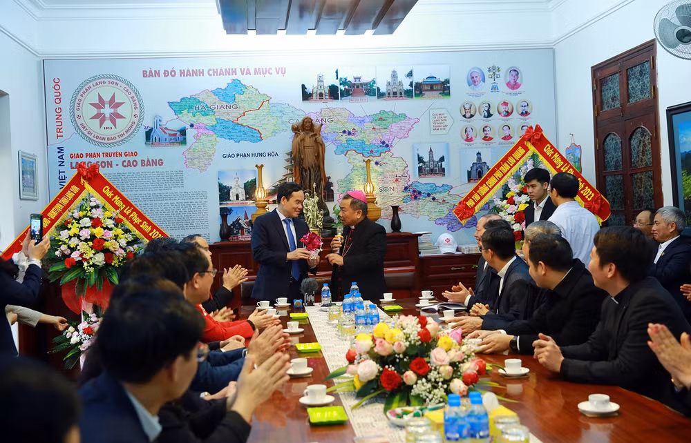 pho thu tuong tran luu quang chuc mung le phuc sinh tai lang son hinh 2