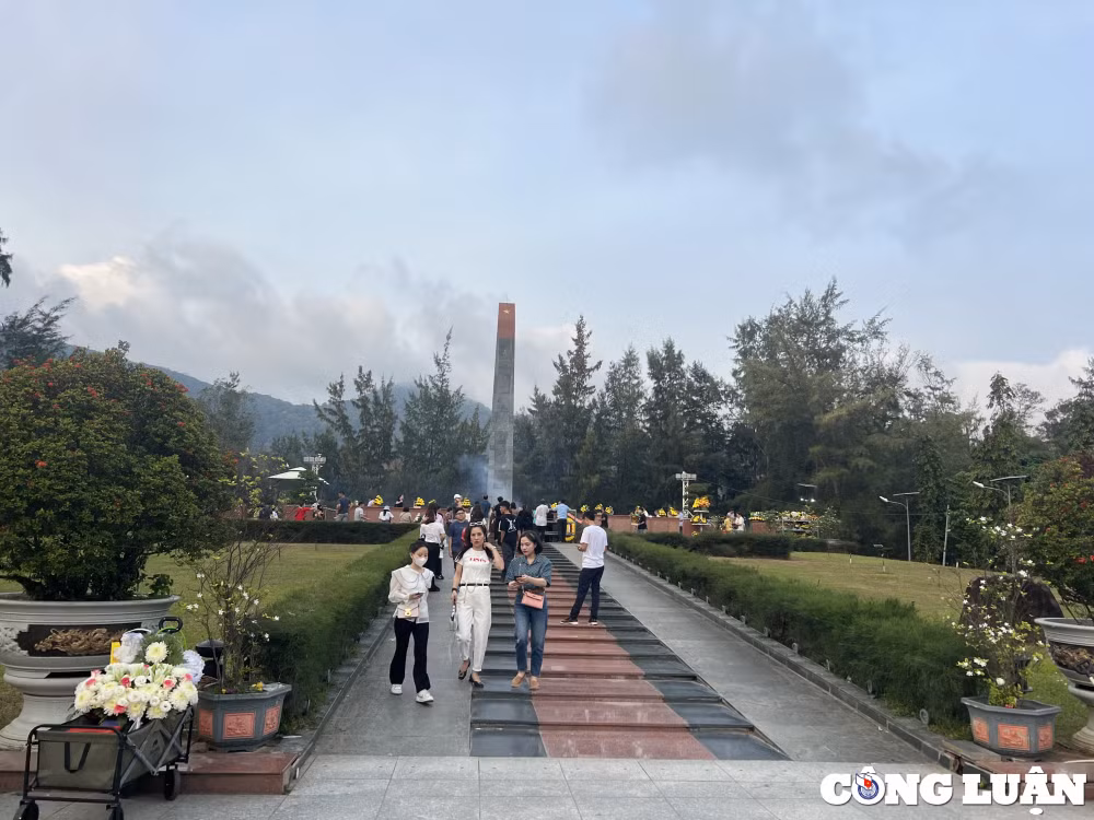 nghia trang hang duong mo cua phuc vu du khach toi 24 gio hinh 1
