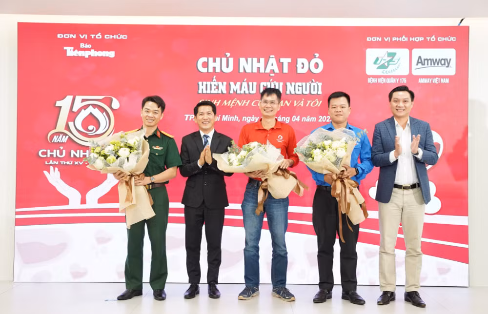 amway viet nam vinh du nhan bang khen tu trung uong doan thanh nien cong san ho chi minh hinh 2