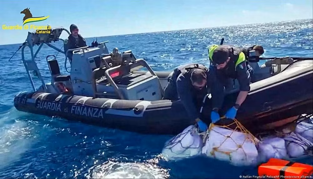 canh sat y thu giu 2 tan cocaine ngoai khoi sicily hinh 1