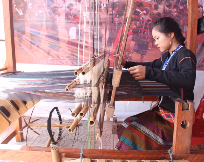 Nghệ nhân đến từ Quảng Trị trình bày kỹ thuật dệt trên khung.