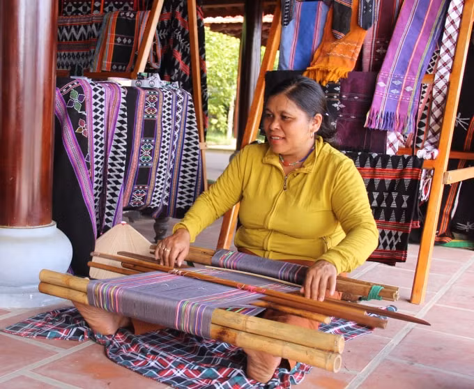 Dệt Dèng - một trong những nghề truyền thống của người dân tộc miền núi huyện A Lưới.