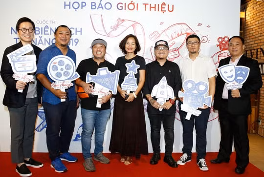 Các thành viên Hội đồng Thẩm định và đại diện ban tổ chức tại buổi họp báo công bố “Nhà biên kịch tài năng 2019”. (Ảnh do Ban tổ chức cung cấp).