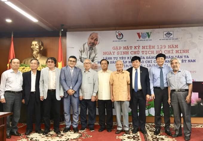 Các đại biểu tham dự chương trình chụp ảnh lưu niệm. Ảnh: Hoàng Huy