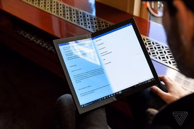 Lenovo gây bất ngờ với laptop màn hình gập ThinkPad X1.