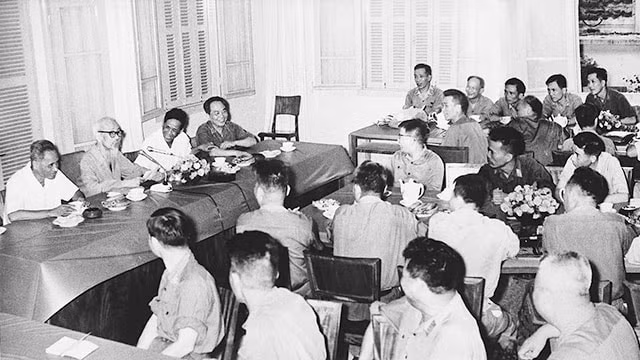 Chủ tịch Hồ Chí Minh cùng các đồng chí Lê Duẩn, Phạm Văn Đồng, Võ Nguyên Giáp tại Hội nghị cán bộ cao cấp toàn quân, ngày 11-5-1969 (Ảnh tư liệu)