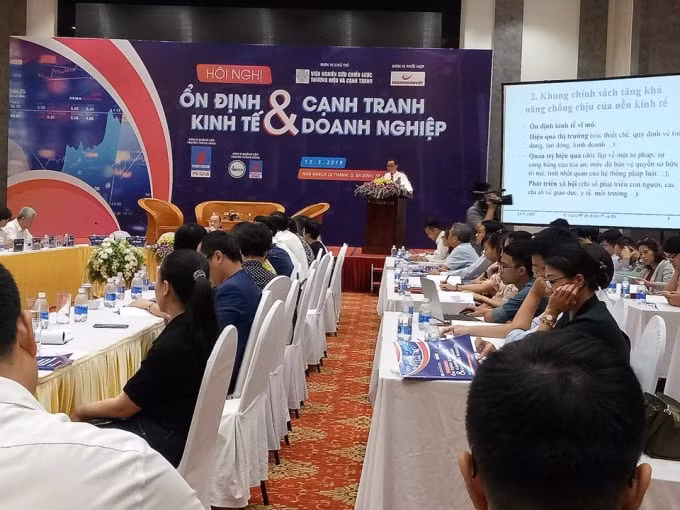 TS. Cấn Văn Lực (Chuyên gia kinh tế &nbsp;trưởng Ngân hàng TMCP Đầu tư và Phát triển Việt Nam BIDV kiêm Giám đốc Trường Đào tạo BIDV) phát biểu tại hội nghị (Ảnh Lương Minh)
