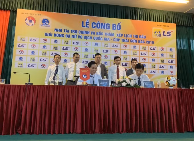Đại diện VFF và Thái Sơn Bắc ký kết hợp đồng tài trợ cho giải đấu. Ảnh: Hoàng Dương