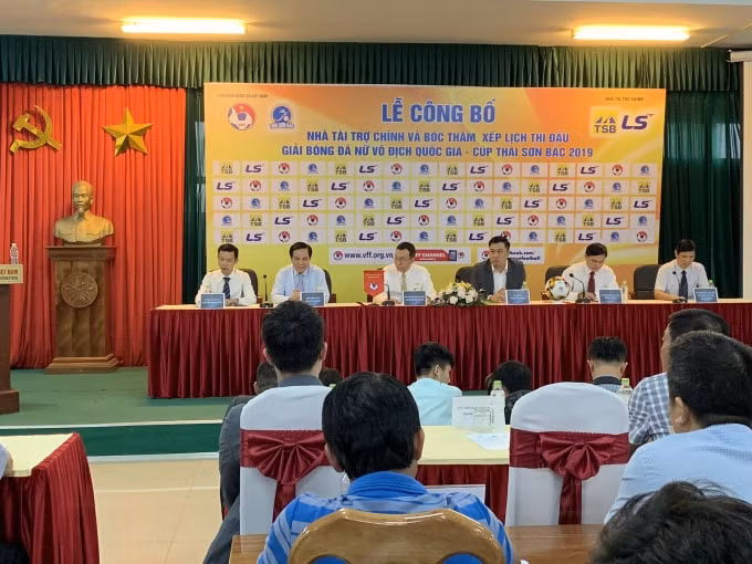 Toàn cảnh buổi lễ công bố nhà tài trợ của Giải Bóng đá nữ VĐQG 2019. Ảnh: Hoàng Dương