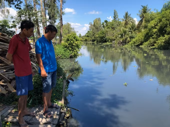 Dòng nước chuyển màu đen ngòm và bốc mùi hôi thối được xác định là từ hoạt động xả thải của nhà máy mía đường.