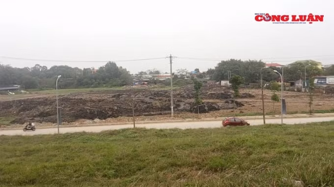 Khu dự án được Chủ đầu tư đổ nhiều mét khối đất thải, bùn thải để san lấp.