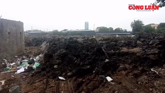Những khối bùn thải đen xì, bốc mùi hôi thối lẫn rác thải tại khu vực dự án.