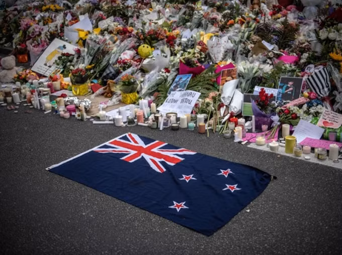 Hoa tưởng niệm các nạn nhân trong vụ xả súng ở Christchurch. Ảnh: GI
