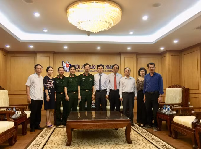 Các đồng chí lãnh đạo của hai bên đơn vị chụp ảnh lưu niệm. Ảnh: Hoàng Huy