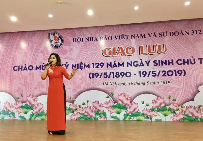 Đoàn thanh niên Hội Nhà báo Việt Nam tham gia giao lưu văn nghệ chào mừng kỷ niệm 129 năm ngày sinh Chủ tịch Hồ Chí Minh (19/5/1890 - 19/5/2019). Ảnh: Hoàng Huy
