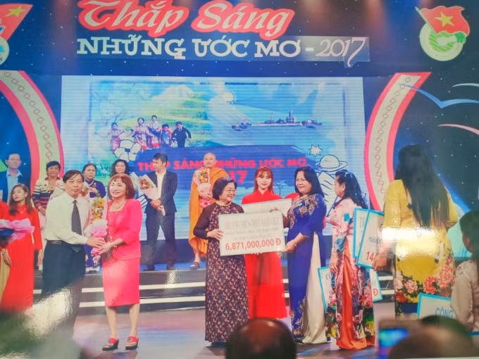 Bà Trương Mỹ Hoa- nguyên Phó Chủ tịch Nước CHXHCN Việt Nam, Chủ tịch Quỹ học bổng Vừ ADính, nhận học bổng của trường trao tặng cho con em CBCS Trường Sa đang theo học tại trường.