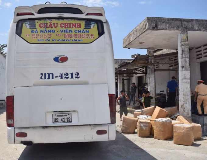 Xe khách mang biển số Lào vận chuyển nội tạng bẩn, không rõ nguồn gốc.