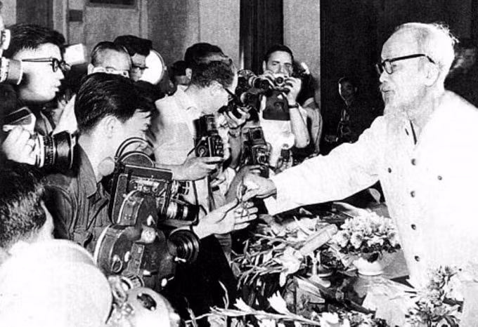 Sinh thời, Chủ tịch Hồ Chí Minh đánh giá rất cao vị trí, vai trò của báo chí cách mạng và người làm báo trong sự nghiệp cách mạng của Đảng và nhân dân. Ảnh: TL