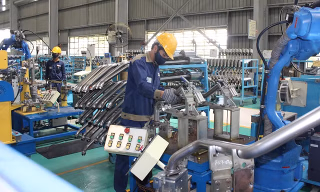 Thiếu các chính sách hỗ trợ và bảo vệ thị trường trong nước nên thị phần của ngành cơ khí bị thu hẹp, không cạnh tranh được với các sản phẩm nhập khẩu và hàng nhập lậu. (Ảnh TL)