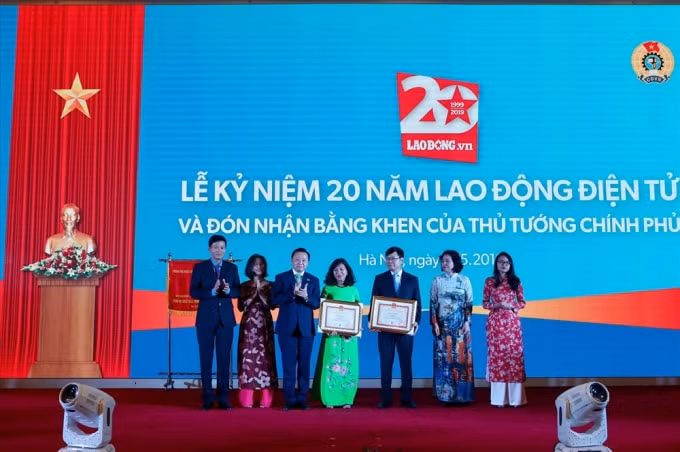 Bộ trưởng Trần Hồng Hà trao Bằng khen của Bộ Tài nguyên - Môi trường cho tập thể, cá nhân Báo Lao Động. Ảnh: Sơn Tùng