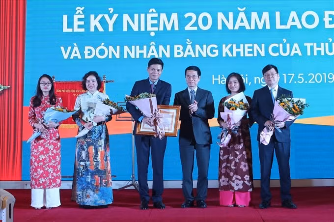 Đồng chí Nguyễn Mạnh Hùng - Ủy viên TƯ Đảng, Bộ trưởng Bộ Thông tin Truyền thông, Phó trưởng Ban tuyên giáo Trung ương trao Bằng khen của Thủ tướng Chính phủ cho tập thể Báo Lao Động. Ảnh: Sơn Tùng