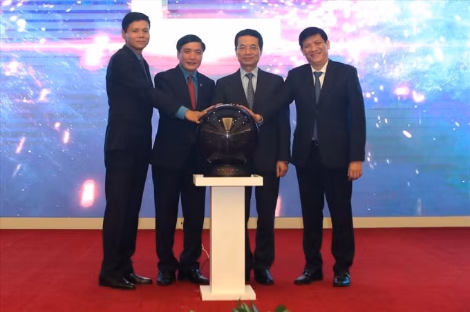 Các đồng chí Đại biểu cùng nhấn nút khai trương APP Lao Động - một ứng dụng đọc tin hữu ích và thân thiện. Ảnh: Sơn Tùng