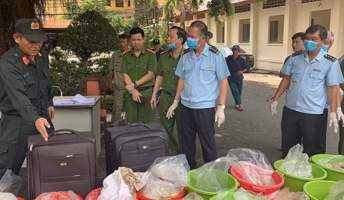 Lực lượng chức năng thu giữ tang vật là 500kg ma tuý Ketamine, trị giá gần 500 tỷ đồng. Ảnh: Hoàng Châu