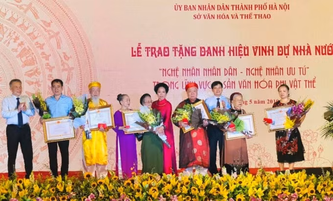 Ông Ngô Văn Quý - Phó Chủ tịch UBND thành phố Hà Nội trao tặng danh hiệu cho các Nghệ nhân nhân dân. Ảnh: Báo hanoimoi