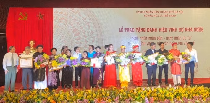 Các nghệ nhân được phong tặng Nghệ nhân ưu tú. Ảnh: Báo hanoimoi